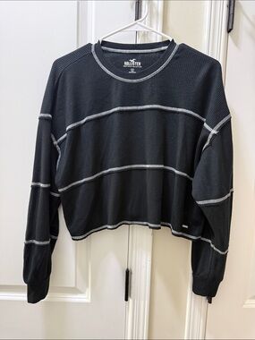 Hollister Black Cropped Waffle-Knit Crewneck Sweatshirt with Contrast Stitching